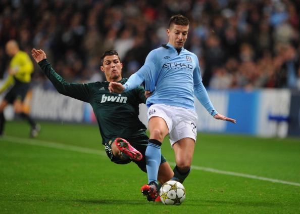 随着皇马3-0，西甲最新积分榜出炉：皇马紧咬领头羊（皇马3-0取胜，西甲积分榜更新：紧追领头羊）