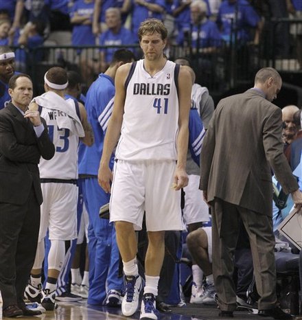 杜普兰蒂斯、特博戈两名巴黎奥运会金牌得主为摩纳哥vs巴黎开球（巴黎奥运金牌得主杜普兰蒂斯、特博戈为摩纳哥对巴黎比赛开球）