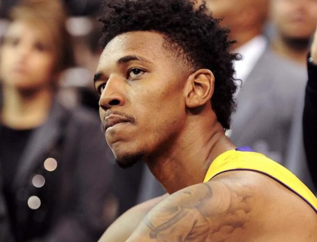 队记：鹈鹕不会贱卖琼斯和墨菲，要价不会低于一个首轮（队记：鹈鹕不低价出手琼斯与墨菲，标价至少一个首轮签）