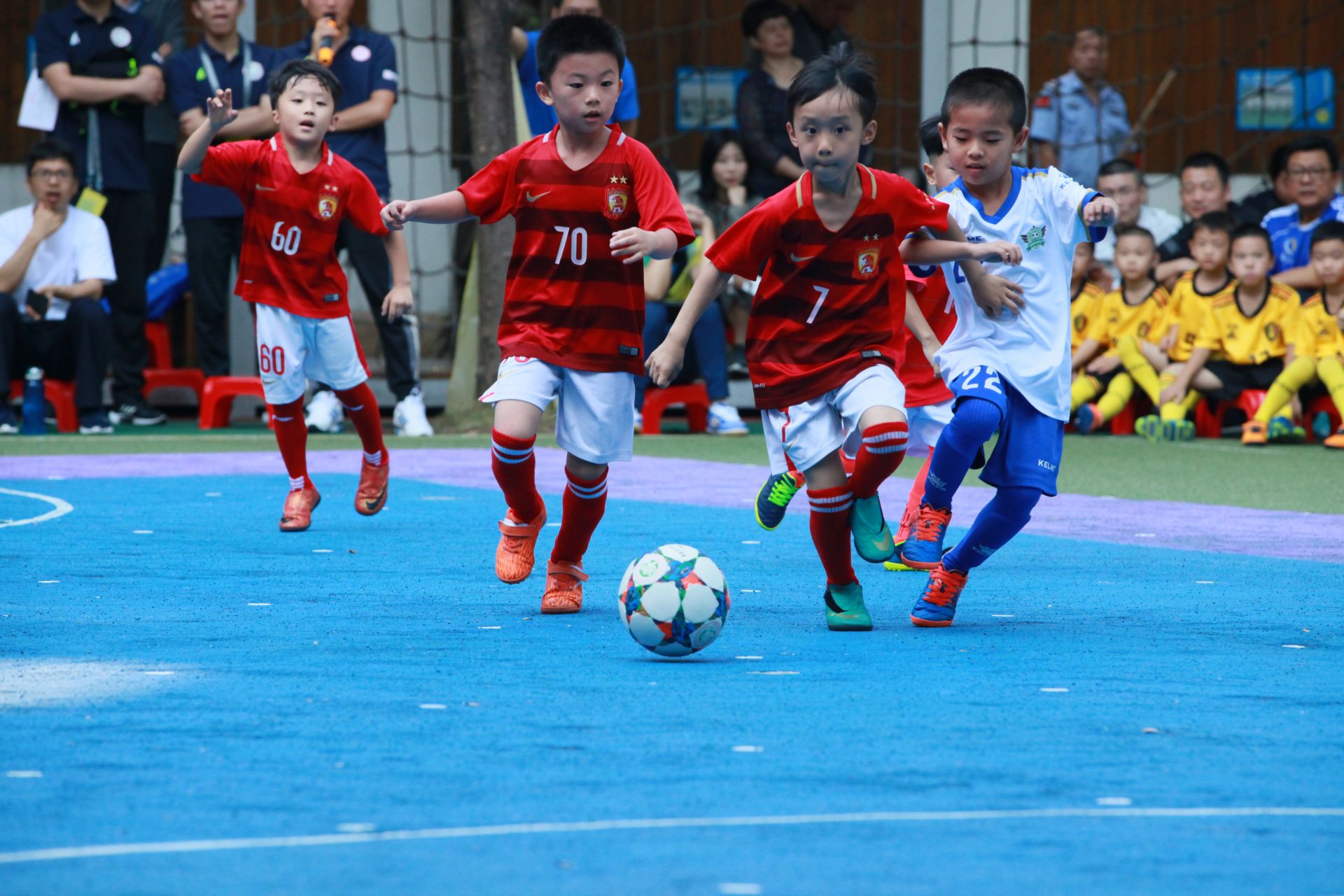 掘金主场有几位小球迷举牌支持威少：拉塞尔拿MVP（掘金主场小球迷举牌力挺威少：齐喊拉塞尔是MVP）