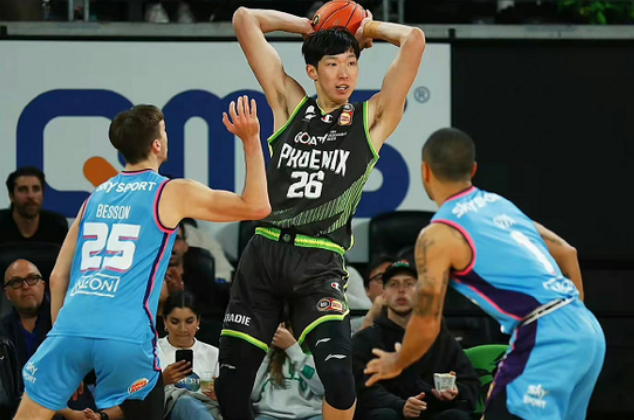 篮球勇士教练组进行临场换人调整收好效果（勇士教练组临场变阵换人，效果显著）