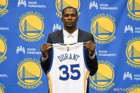 给爷整笑了，曼奇尼假意亲吻布鲁马多，将布鲁马多逗笑（这一幕笑翻了：曼奇尼作势亲吻布鲁马多，逗得对方当场大笑）