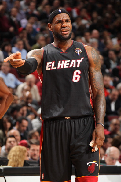 广东宏远标配！两新星完成入队仪式 球迷调侃厂家赶紧打钱（广东宏远惯例操作！两新星正式报到，球迷玩笑：厂家快打款）