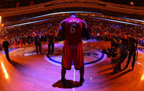 浙BA赛场热血对决场外市集逛吃两不误（浙BA激战正酣，场外市集逛吃不停）