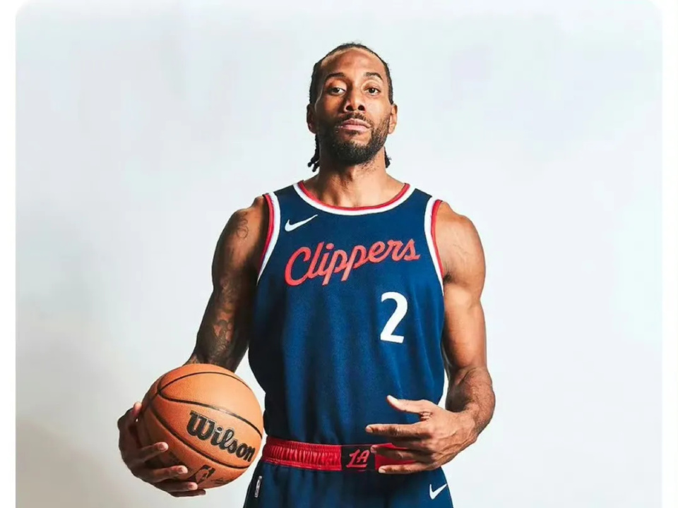 穿工作背心接受采访！唐斯：我打两份工呢，正准备去纽约修路（唐斯穿工装马甲接受采访：我同时打两份工，正要去纽约修路）