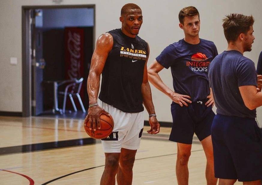 媒体人：北京国安要解散是假消息，想要帮助国安的人有很多（媒体人辟谣：北京国安解散传言不实，愿助国安者众多）