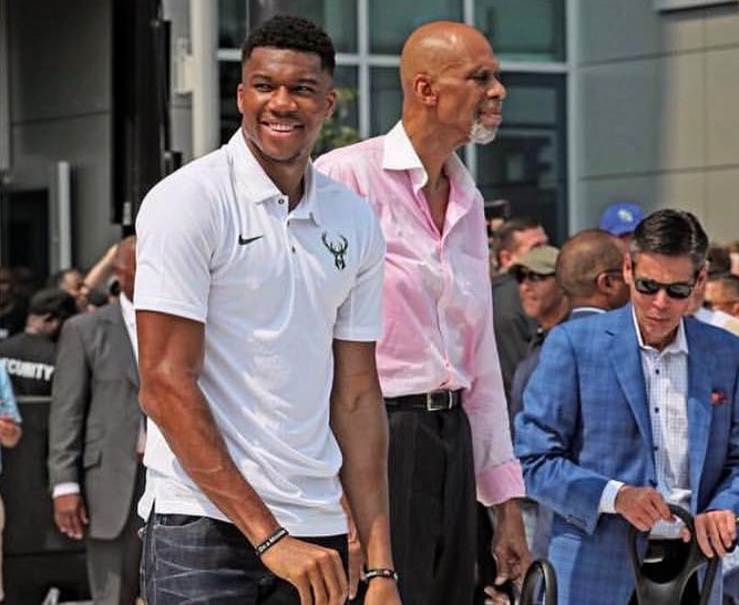 R.I.P.，佛罗伦萨小将理查德森的父亲、前NBA球星迈克尔-理查德森去世（前NBA球星迈克尔-理查德森辞世，佛罗伦萨小将理查德森痛失父亲）