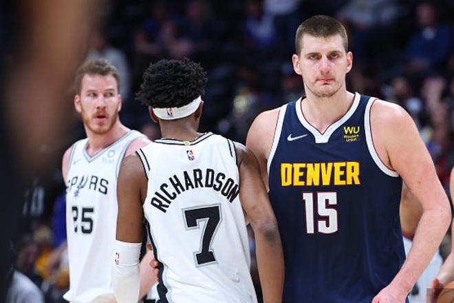 篮球赛事回顾：邱彪点评国内球员表现（篮球赛事复盘：邱彪解读本土球员表现）