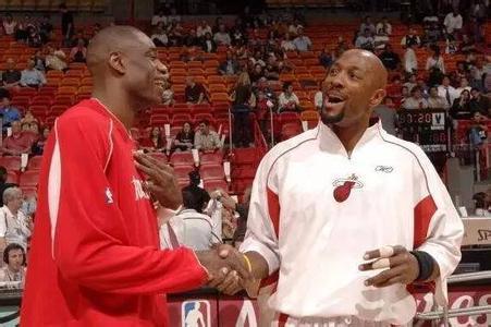 斯基拉：米兰要续约意U17国门隆戈尼，认为其是未来顶级球员（斯基拉：米兰拟与意U17国门隆戈尼续约，视其为未来顶尖门将）