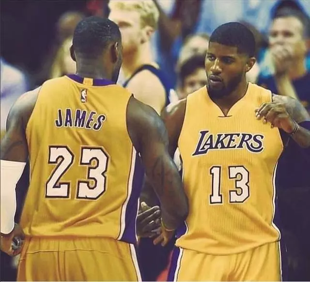 比朔夫：祝贺卡尔完成德青队首秀，他每次拿球观众都惊叹不已（比朔夫：恭喜卡尔完成德国青年队处子秀，每次触球都令全场惊叹）