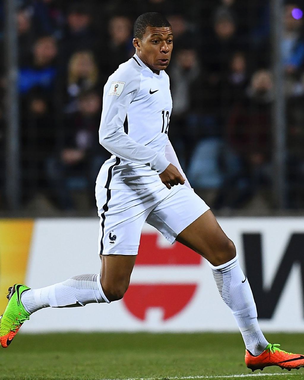 沙特联战报：本泽马破门，十人吉达联合2-1利雅得体育（沙特联赛战报：本泽马建功，十人吉达联合2-1击败利雅得体育）