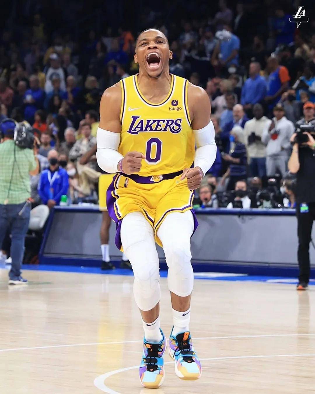 篮球湖人新秀完成生涯首次双双（湖人新秀迎来生涯首个两双）