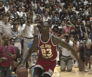 后卫破门后激情亲吻队徽，引球迷共鸣（后卫进球后深情亲吻队徽，点燃球迷共鸣）